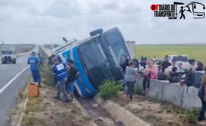 Ônibus da Auto Viação Progresso tomba na BR-101, em Teotônio Vilela (AL), nesta sexta-feira (10)
