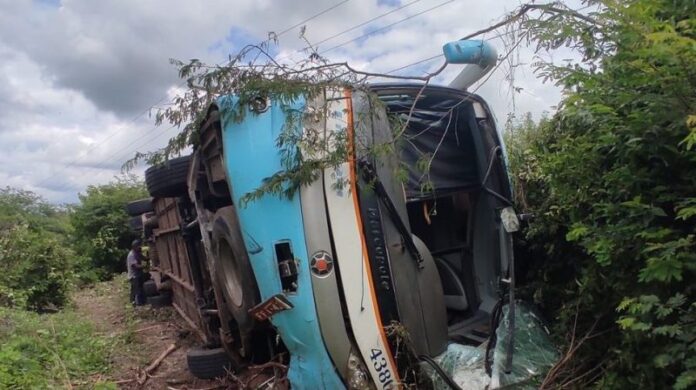 Ônibus da EMTRAM tomba na rodovia BA-161, próximo de Barra (BA), e deixa feridos na madrugada desta terça-feira (28)