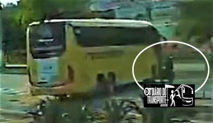 Ônibus da Nova Itapemirim e moto batem em Volta Redonda e casal fica gravemente ferido