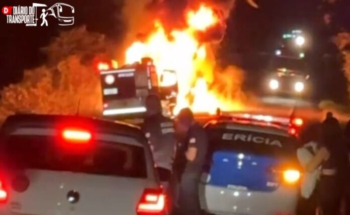 Ônibus da Novo Horizonte é destruído em incêndio na BR-242, na região de Lençóis (BA), na madrugada desta quarta-feira (29)