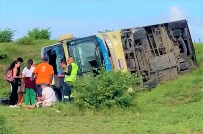 Ônibus da Novo Horizonte tomba na Bahia e deixa feridos nesta sexta (24)