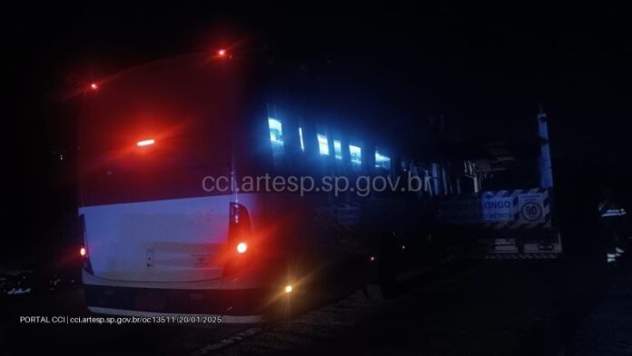 Ônibus da Piracicabana e caminhão cegonha colidem na Rodovia Padre Manoel da Nóbrega (SP-055), em Cubatão (SP), na noite desta segunda-feira (20)
