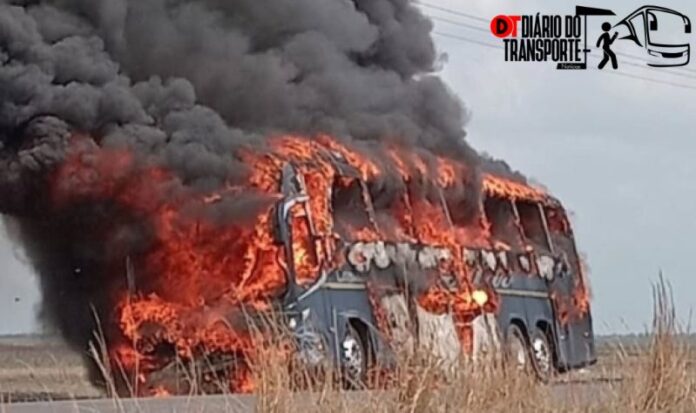 Ônibus da Solitur pega fogo no interior do Maranhão nesta Ônibus da Solitur pega fogo no interior do Maranhão nesta segunda (06)