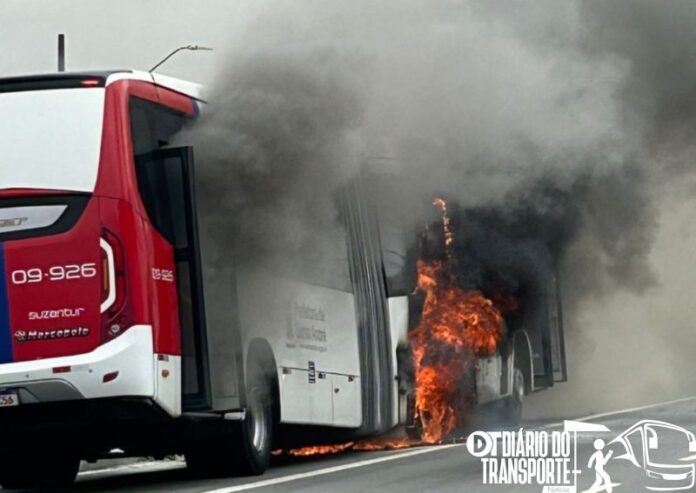 Ônibus da Suzantur sofre incêndio em Santo André  (SP)