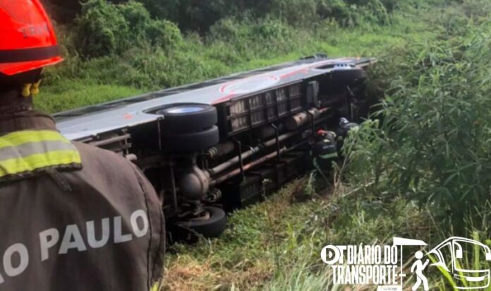 Ônibus da Viação MIMO tomba e cai em ribanceira na Marginal do Rio Jundiaí em Várzea Paulista nesta quinta-feira (16) 
