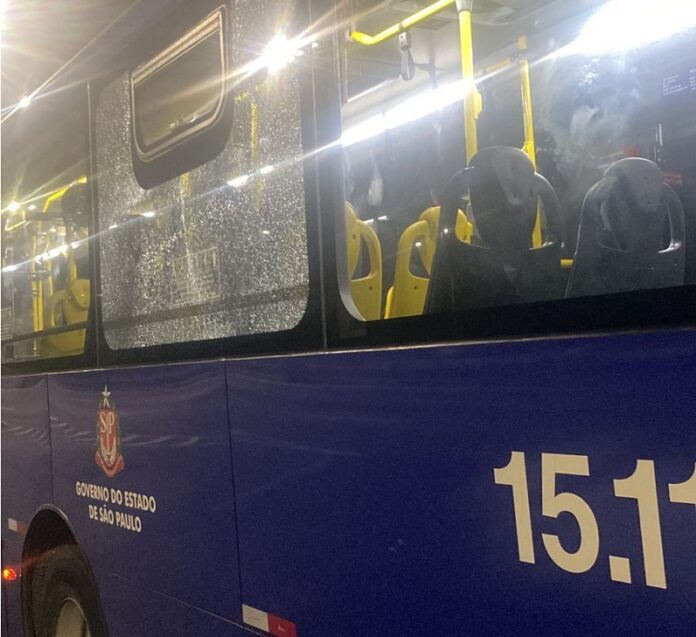 Ônibus da Viação Miracatiba é vandalizado em Taboão da Serra (SP) e passageira fica ferida