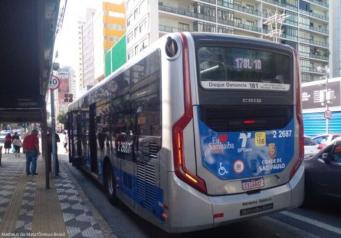 Ônibus da empresa Sambaíba e carro conduzido por adolescentes de 12 e 14 anos colidem na Avenida Braz Leme