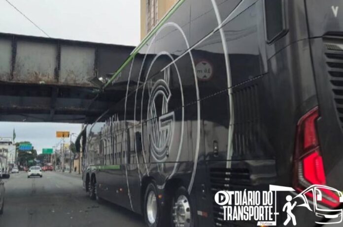 Ônibus de dois andares da Garcia fica entalado na “Ponte Preta”, em Curitiba