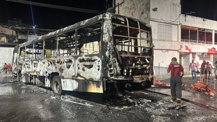 Ônibus do Sistema Transcol é destruído em incêndio criminoso no Ônibus do Sistema Transcol é destruído em incêndio criminoso no bairro Mário Cypreste, em Vitória (ES), na noite desta segunda-feira (20)