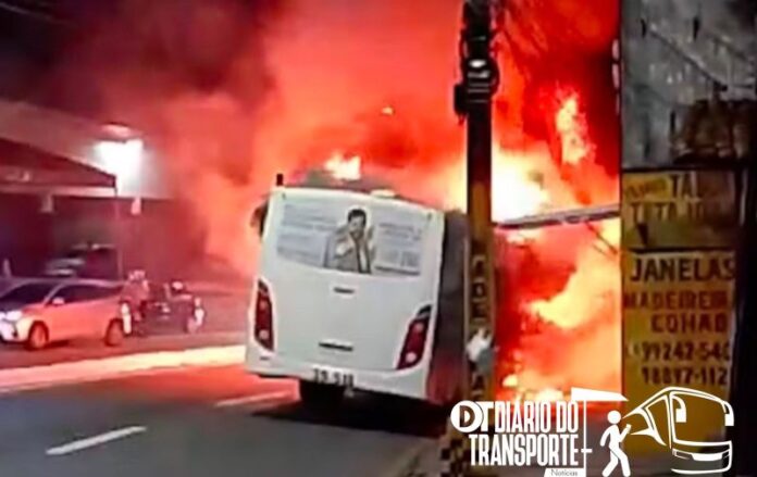 Ônibus do transporte coletivo pega fogo em São Luís (MA) nesta quarta-feira (29)