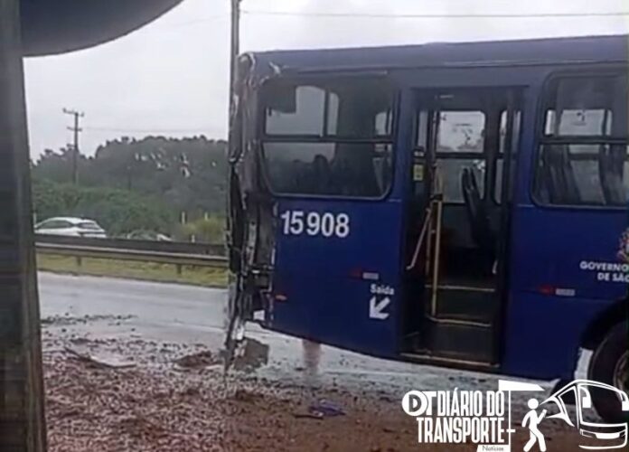Ônibus e caminhão se envolvem em acidente na rodovia Régis Bittencourt em Itapecerica da Serra (SP) nesta segunda-feira (27) 
