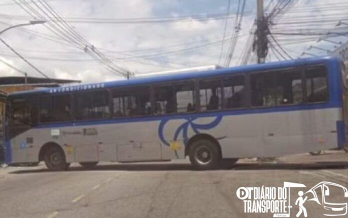 Ônibus é usado para bloquear passagem da polícia no Rio de Janeiro neste sábado (11) 