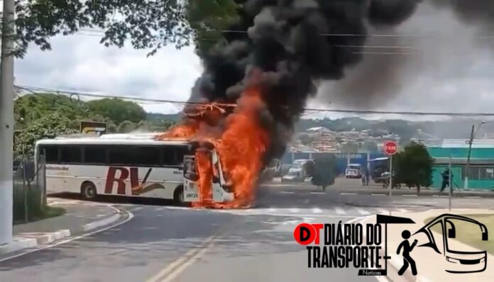 Ônibus fretado pega fogo em Vinhedo (SP) na tarde desta terça-feira (28)