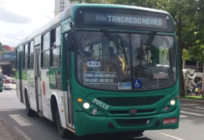 Ônibus não circulam no bairro Tancredo Neves, em Salvador (BA), na manhã desta sexta (10) após tiroteio durante a madrugada