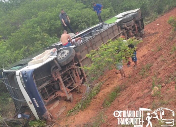 Ônibus tomba na BR-135 e deixa feridos no Piauí nesta terça-feira (14) 