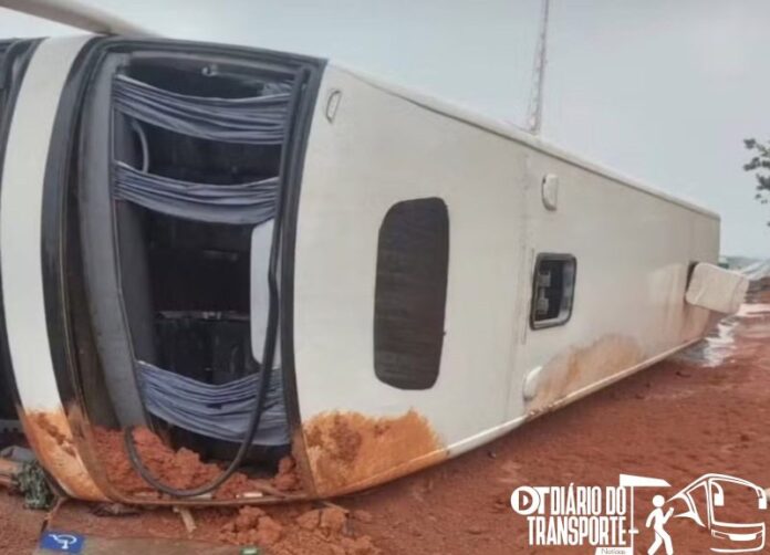 Ônibus tomba na BR-135, em Bocaiuva (MG), e deixa um morto e um ferido nesta quarta-feira (15)