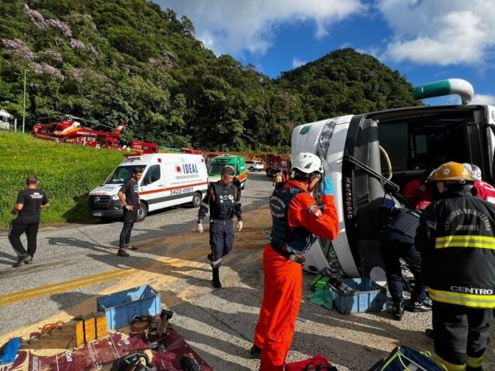 Ônibus tomba na Serra Dona Francisca, em Santa Catarina, deixando vários feridos neste domingo (26)