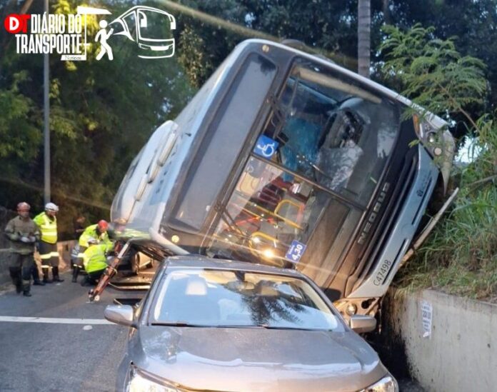 Ônibus tomba sobre carros na Linha Amarela no Rio de Janeiro e deixa feridos na noite desta sexta (03)