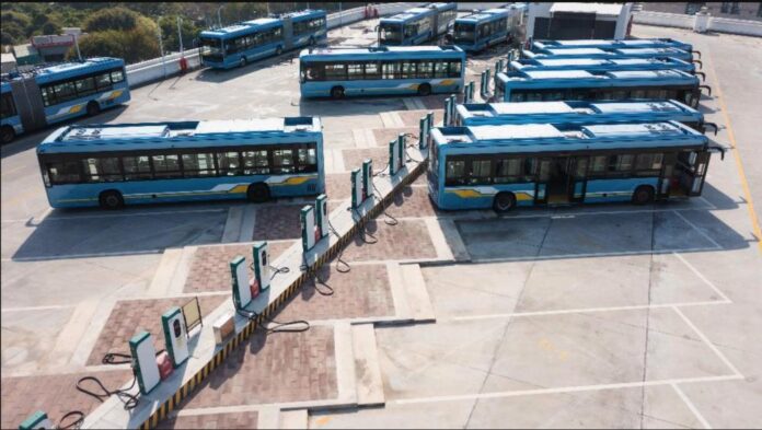 Parceria entre Schneider Electric e The Mobility House impulsiona eletrificação Parceria entre Schneider Electric e The Mobility House impulsiona eletrificação de ônibus e frotas de veículos elétricos