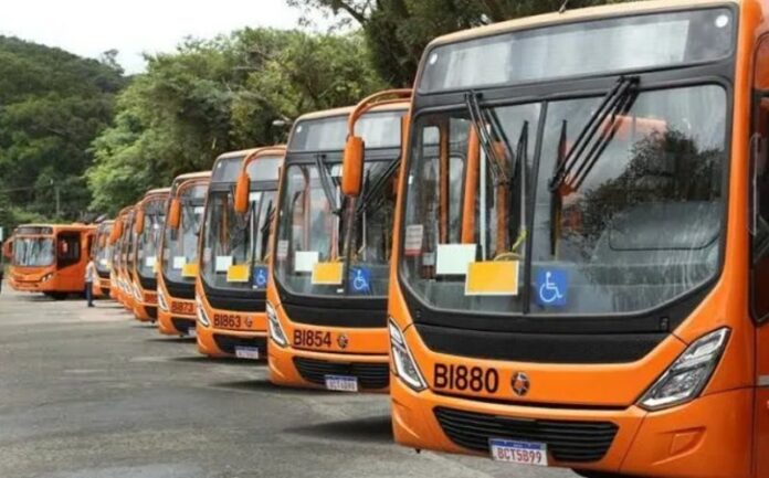 Passageiros no transporte coletivo de Curitiba (PR) aumentam 33% após implementação da meia tarifa aos domingos