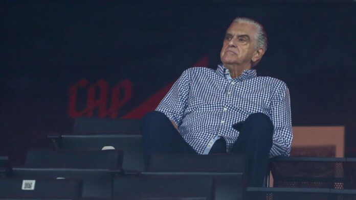 Petraglia faz gestos obscenos ao ser xingado por torcedores do Athletico-PR