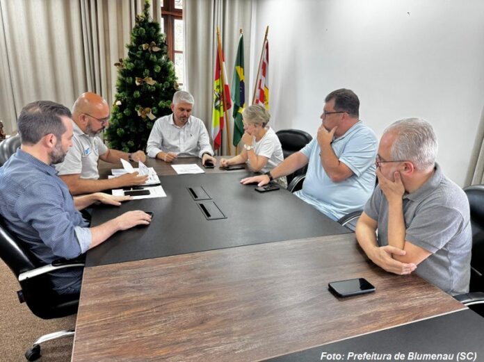 Prefeitura de Blumenau (SC) contesta aumento de tarifa de ônibus e pede revisão de contrato com a BluMob