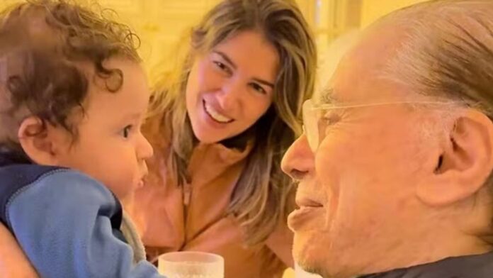 Rebeca Abravanel mostra 1º corte de cabelo do filho com Alexandre Pato: ‘Que amor!’