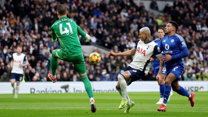 Richarlison marca, mas Tottenham leva virada do Leicester na Premier League