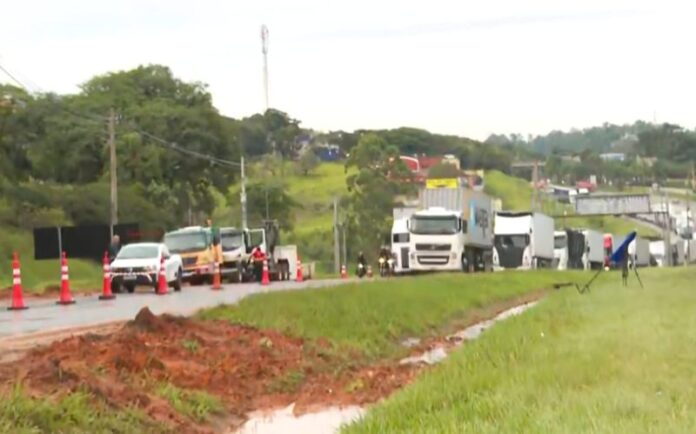 Rodovia Régis Bittencourt é liberada após interdição por deslizamento de terra causado por fortes chuvas em Embu das Artes (SP)