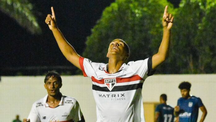 Ryan Francisco leva Arboleda à loucura com cavadinhas pelo São Paulo