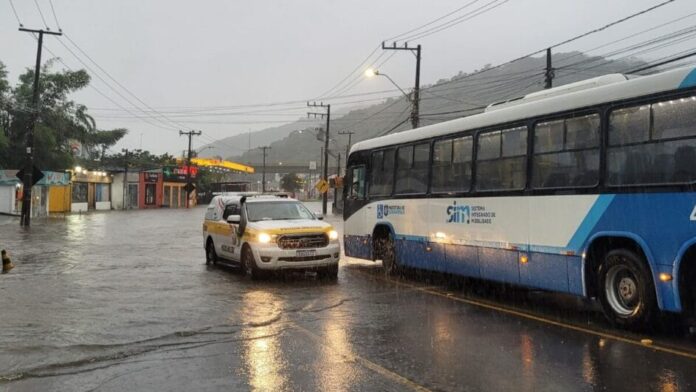 Santa Catarina tem linhas de ônibus intermunicipais paralisadas nesta sexta-feira (17) após fortes chuvas no estado