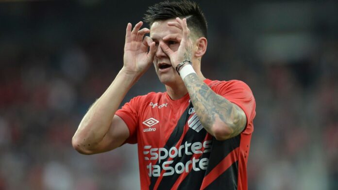 Santos acerta contratação de lateral argentino do Athletico-PR Santos acerta contratação de lateral argentino do Athletico-PR