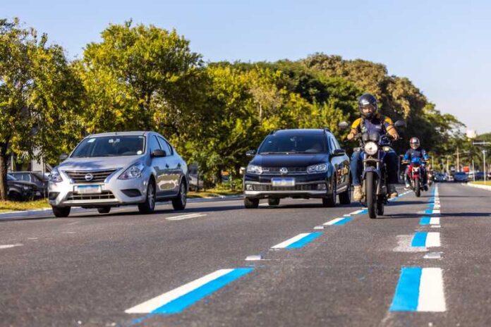 São Paulo registra queda de 47,2% nas mortes de motociclistas em vias com Faixa Azul