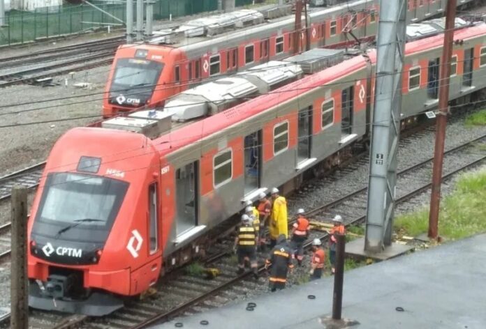 Trem da CPTM descarrila na entrada do Pátio Roosevelt, na região do Brás, na tarde desta quarta-feira (29)