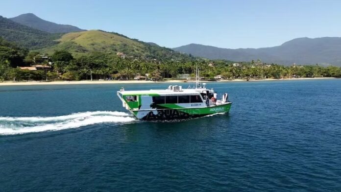 Turista paga mais caro para usar ônibus e barco do transporte público em Ilhabela (SP)