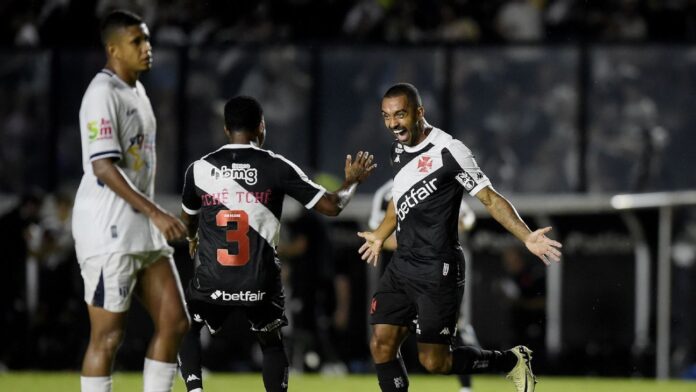 Vasco vence o Maricá e segue 100% no Carioca com Carille no comando