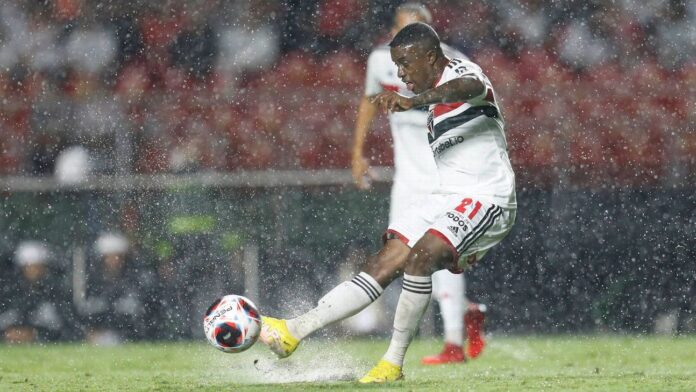 Volante encostado no São Paulo fecha com time que jogará a Libertadores