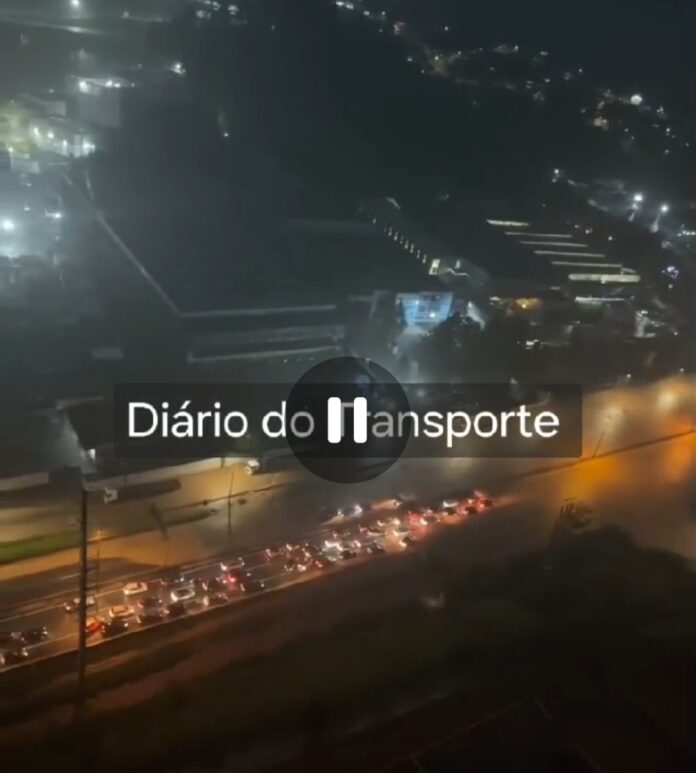 Trem da ViaMobilidade inundado, Régis Bittencourt alagada e ônibus e carros ilhados com resgate de Bombeiros
