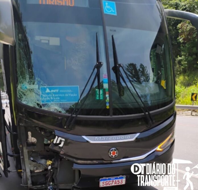 Colisão entre ônibus da Squad/Águia Branca e moto deixa motociclista morto na BR 262 em Marechal Floriano (ES) neste domingo (2) 
