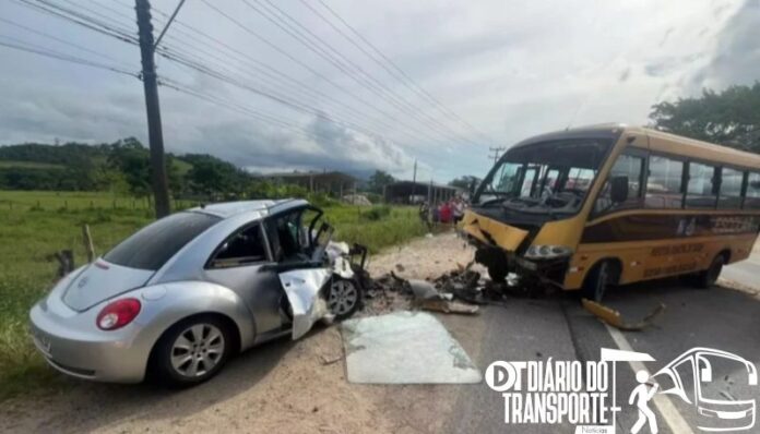Acidente envolvendo ônibus e carro deixa um morto na Grande Florianópolis (SC) 