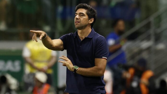 Abel ironiza VAR em pênalti perdido em Palmeiras x Corinthians