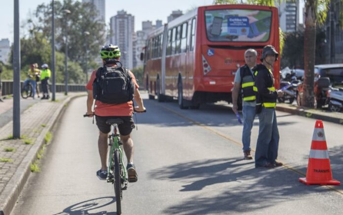 Acidentes nas canaletas de ônibus de Curitiba (PR) envolvendo ciclistas aumentam; dez casos já foram registrados somente em 2025