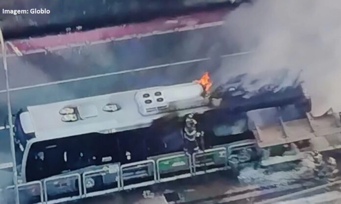 Aeronave cai na Marquês de São Vicente e um ônibus da Santa Brígida atingido pelo fogo na capital paulista. Corpos encontrados no avião e feridos no coletivo