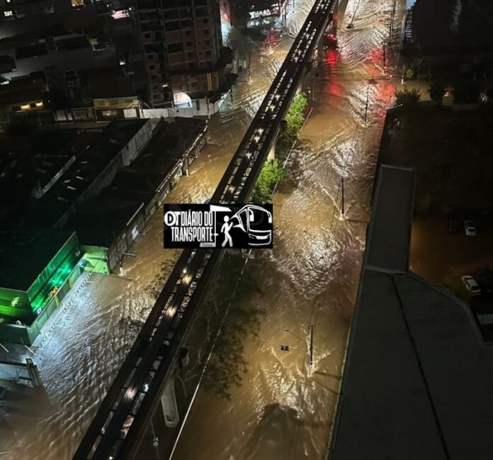 Alagamentos na região da Vila Prudente dificultam acesso a monotrilho e circulação de ônibus na noite deste sábado (1º)
