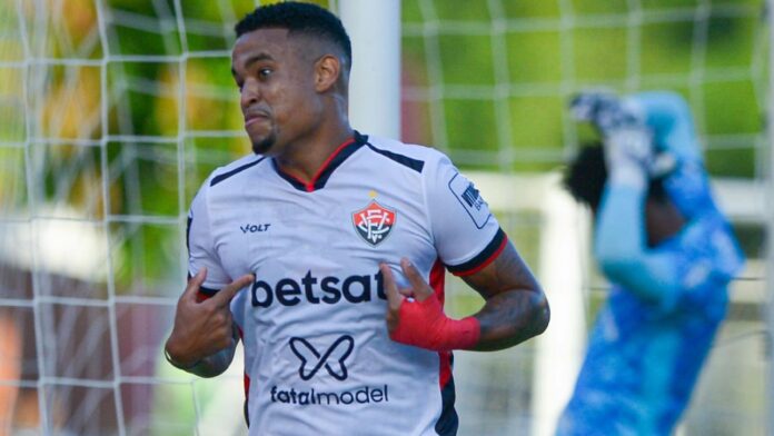 Alerrandro: artilheiro do Brasileirão rescinde e é anunciado por novo clube