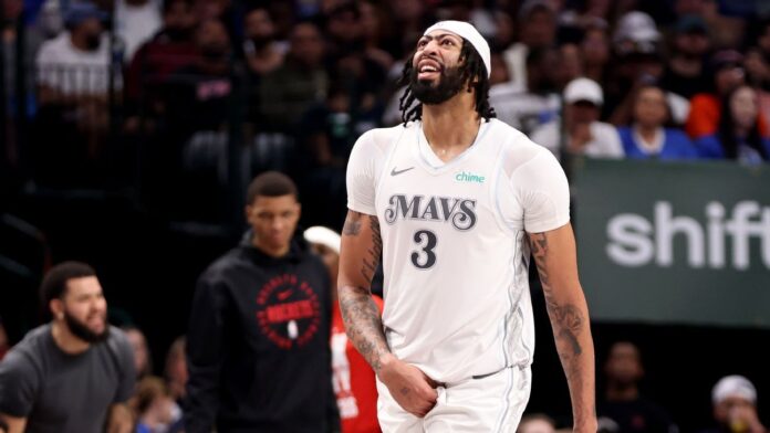 Anthony Davis dá show na estreia pelos Mavs, mas sai lesionado