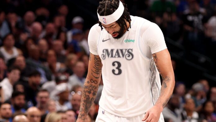 Anthony Davis sofre lesão em estreia e pode desfalcar os Mavs por um mês