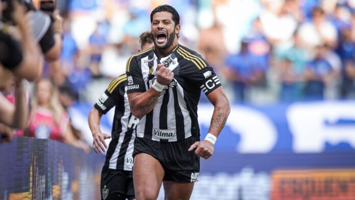 Atlético aproveita expulsão, vê Hulk decidir e vence o Cruzeiro
