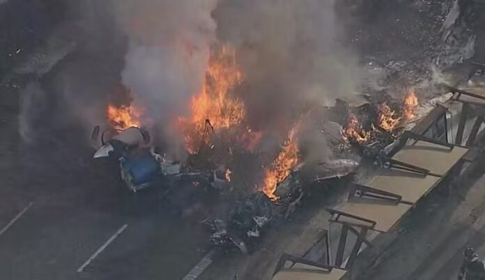 Avenida Marquês de São Vicente, na Barra Funda, tem dois sentidos liberados para trânsito de veículos na tarde desta sexta-feira (7); confira imagens da queda do avião no local