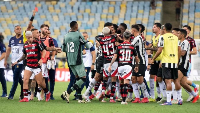 'Batalha' e 'escândalo': briga em Flamengo x Botafogo repercute no mundo